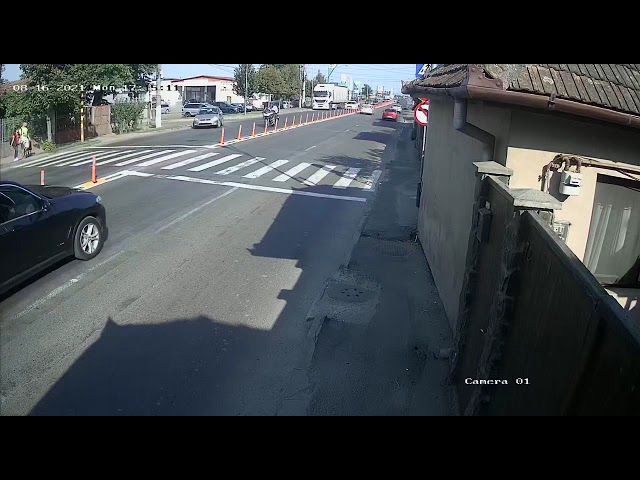 VIDEO Momentul în care doi pietoni sunt loviți, pe trecere, de un taxi!