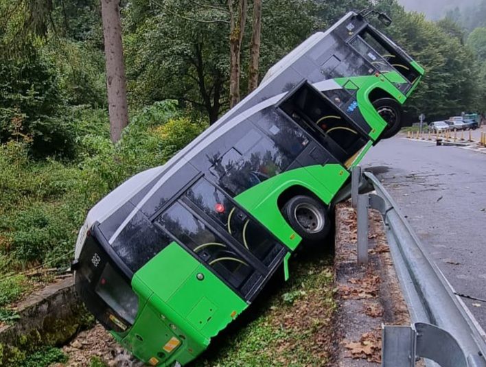 VIDEO Autobuz RAT răsturnat la Pietrele lui Solomon!