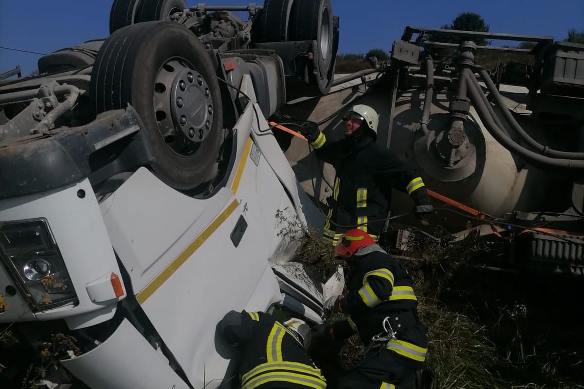 A MURIT șoferul care s-a răsturnat cu autocamionul plin cu ciment, pe DJ 104