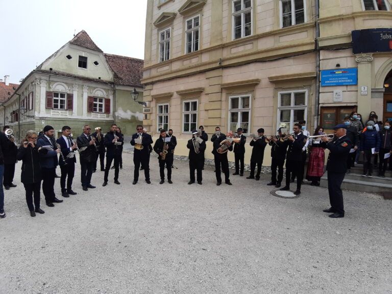 La câteva zile de la aniversarea celor 480 de ani de existență, Colegiul Național Johannes Honterus trece în online din cauza infectărilor cu SARS-COV-2!