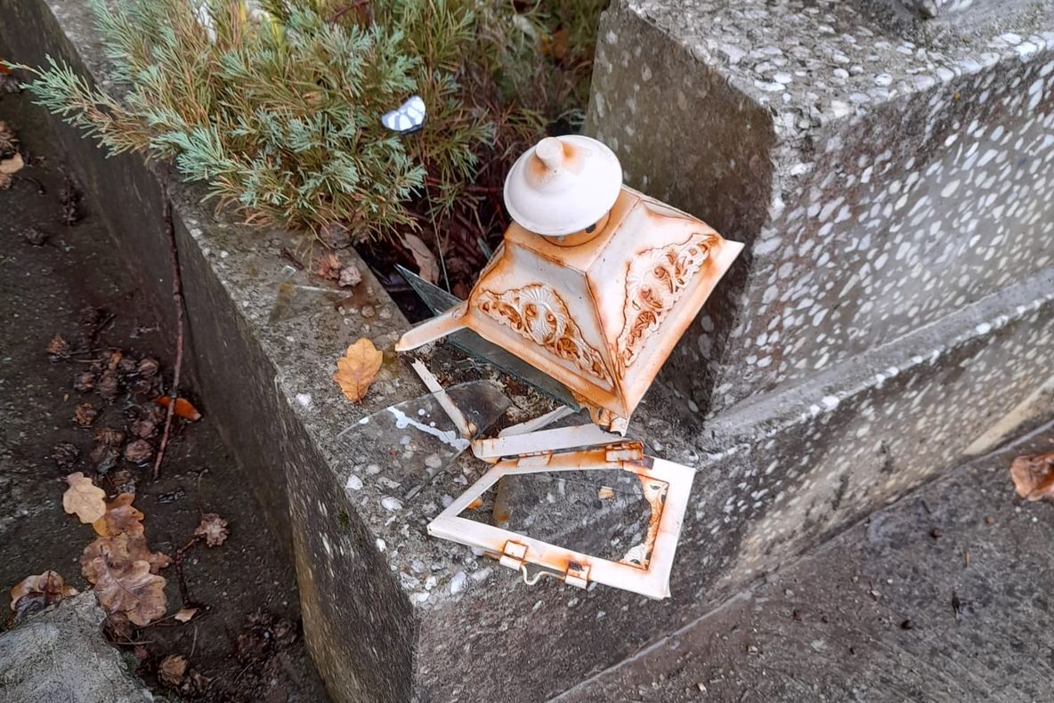FOTO Cimitir devastat de urşi, în cartierul Noua!