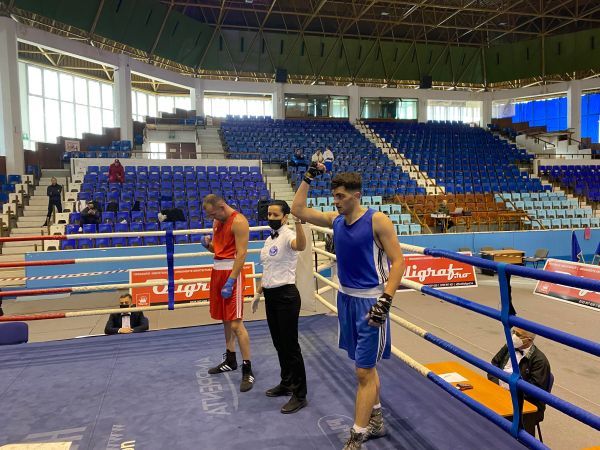 FOTO După o "secetă" de câțiva ani, Brașovul are un campion național la box!