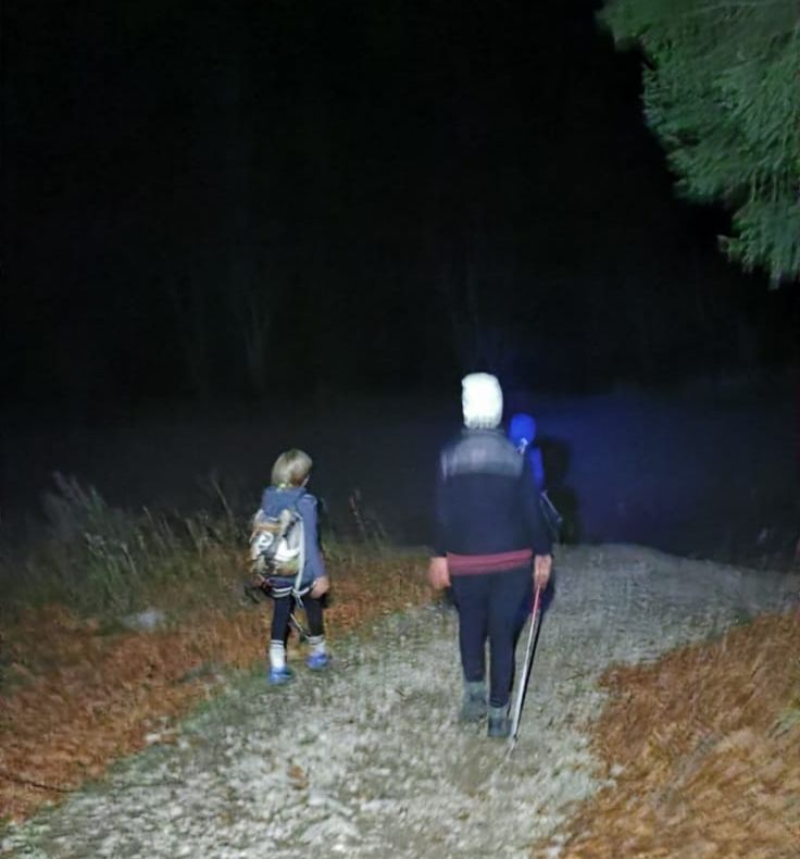 FOTO Mai mulți turiști panicați, rătăciți noaptea în pădure, au început să strige după ajutor!