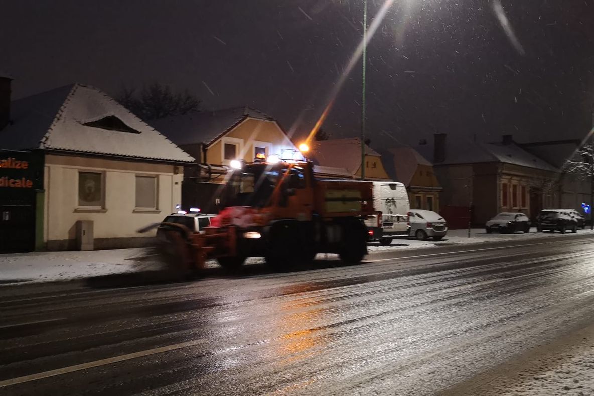 53 de utilaje de deszăpezire au acționat, în această dimineață, în municipiul Brașov