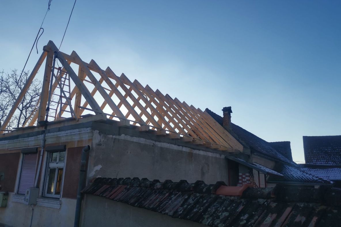 FOTO+VIDEO Angajații ISU Brașov, salvatori cu repetiție! Pompierii și localnicii din Mândra ajută la refacerea unei locuințe distruse de flăcări