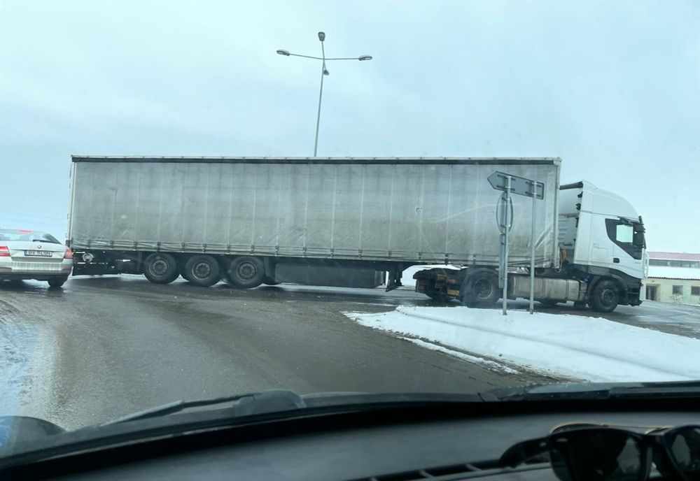 Un tir blochează intrarea spre Sânpetru