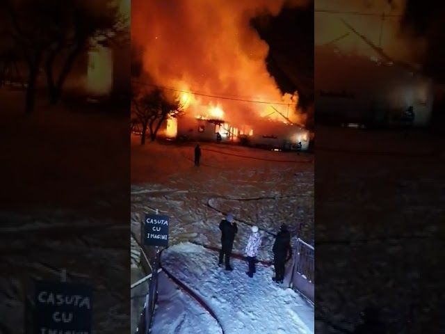 VIDEO Incendiu, aseară, la o vilă din Moieciu