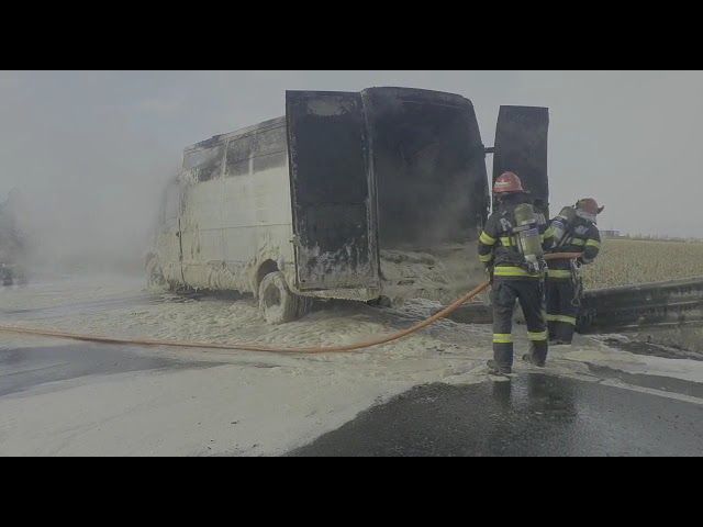 VIDEO Dubă distrusă de flăcări, pe Ocolitoarea Braşovului!