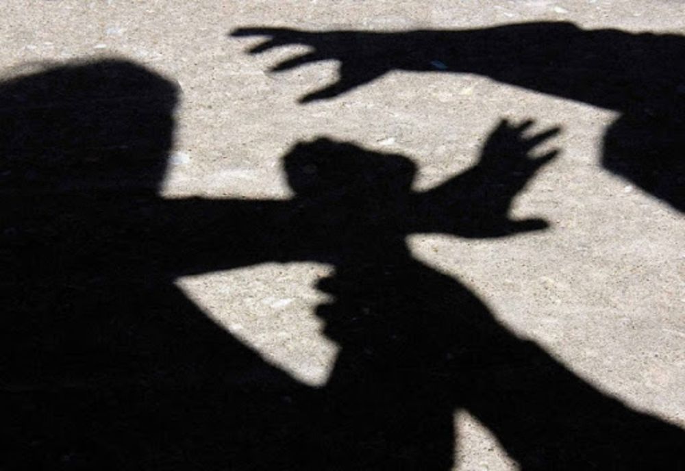 VIDEO Bătaie ca în filme într-o şcoală din județul Braşov! Două eleve de 13 şi 14 ani trebuie să dea socoteală polițiştilor!