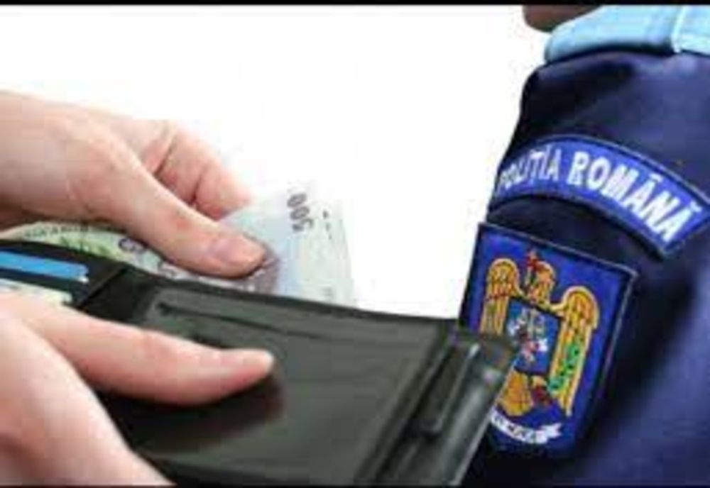 Agent de poliție brașovean prins în flagrant în timp ce lua mită 