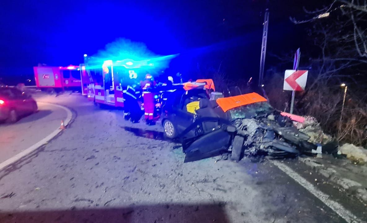 GALERIE FOTO Accident cu victimă încarcerată, pe drumul spre Poiana Braşov