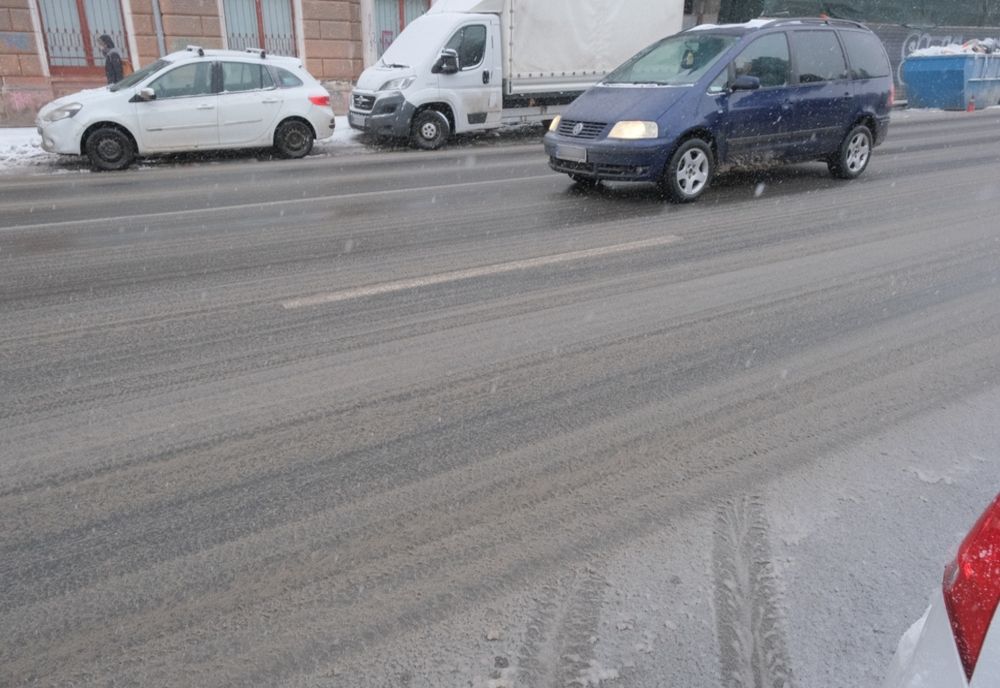 36 de utilaje de deszăpezire au acționat, de azi-noapte, în municipiul Brașov