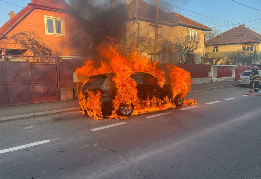 VIDEO Maşină în flăcări, la Braşov