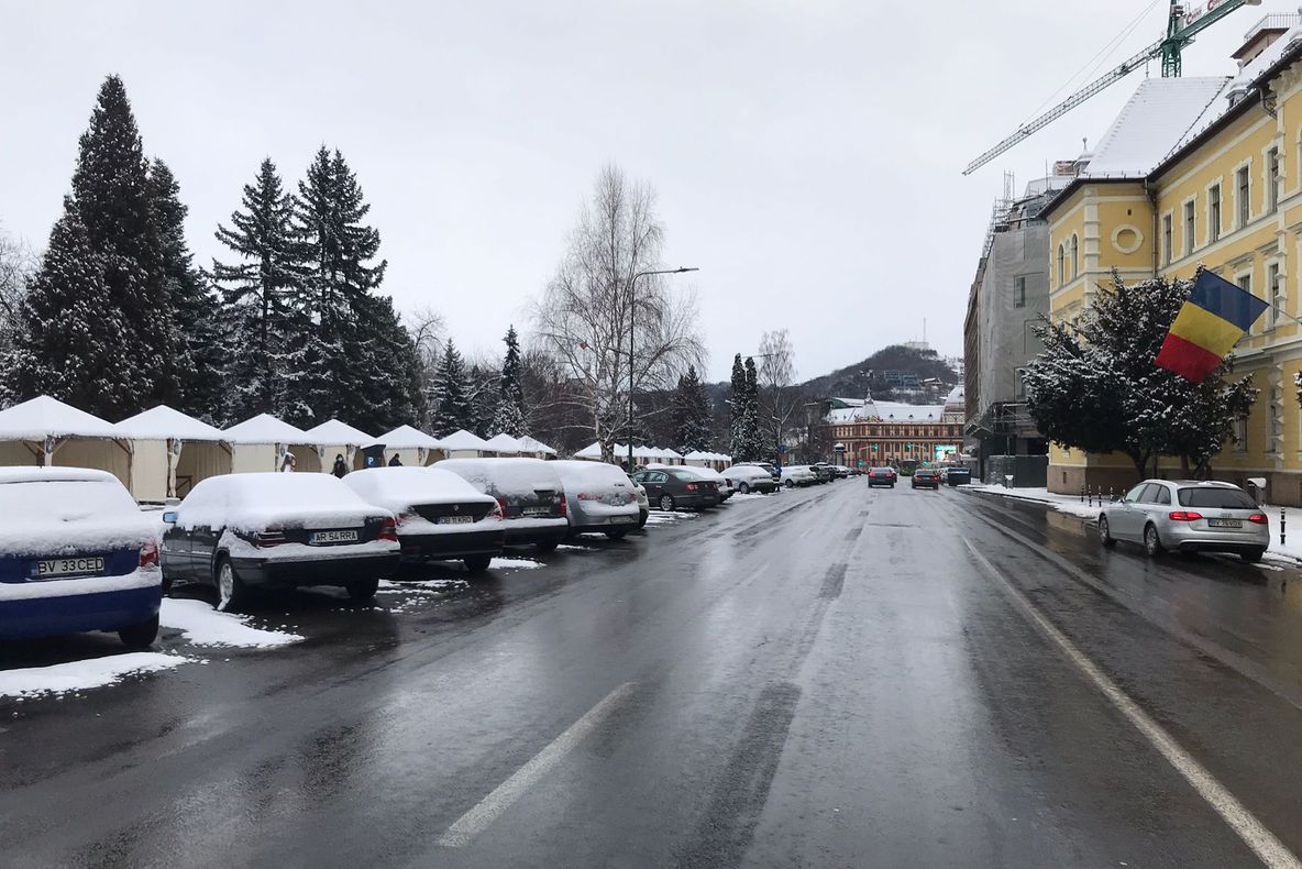 44 de utilaje de deszăpezire au acționat, de aseară, în municipiul Brașov
