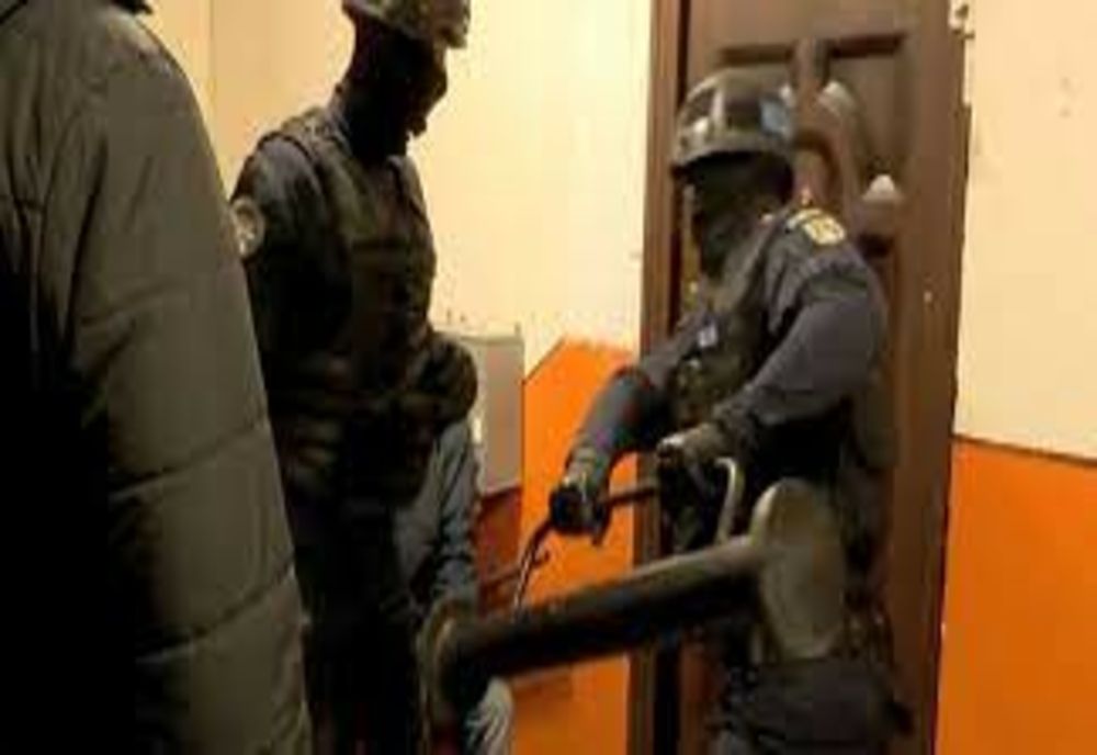 Percheziții în Brașov și Sibiu într-un dosar de trafic de migranți. Cum opera gruparea infracțională