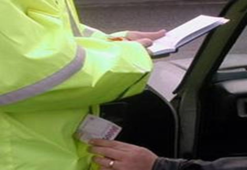 Polițist, reținut pentru luare de mită