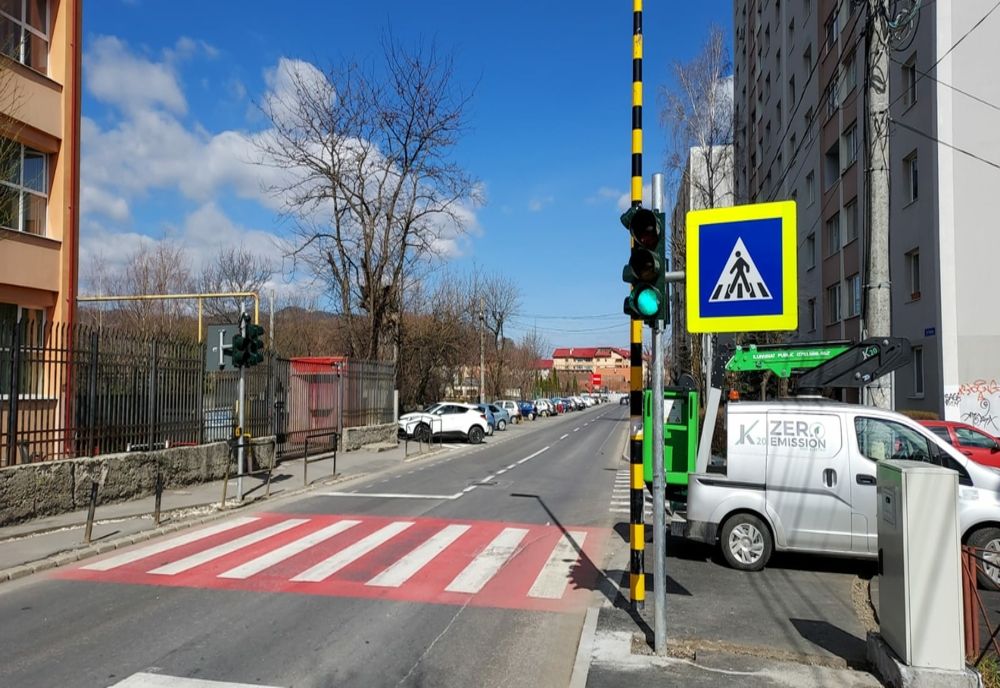 Un nou semafor la o trecere pentru pietoni din apropierea unei şcoli