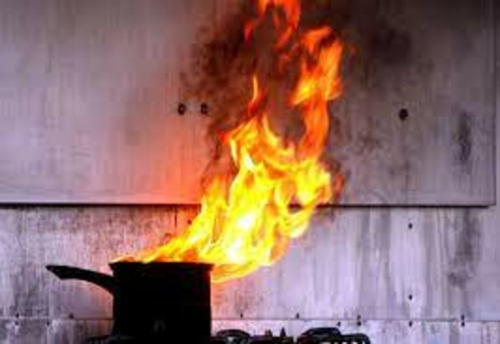 20 de persoane evacuate după un incendiu produs la un bloc din Brașov
