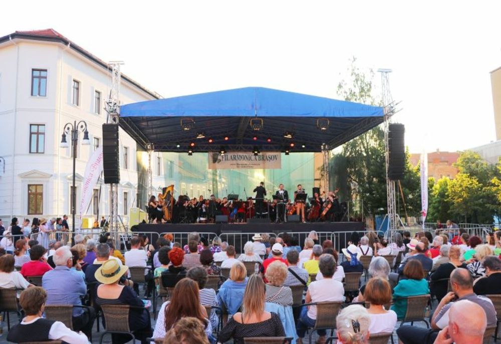 Concertele susținute de Filarmonica Brașov, zilele acestea, în Piața Sf. Ioan