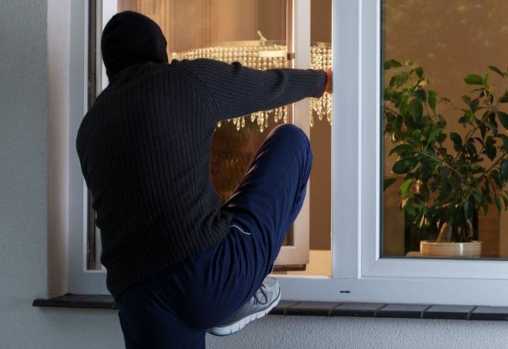 Tânăr de 19 ani arestat după ce a furat aproape 20.000 de euro dintr-o locuință