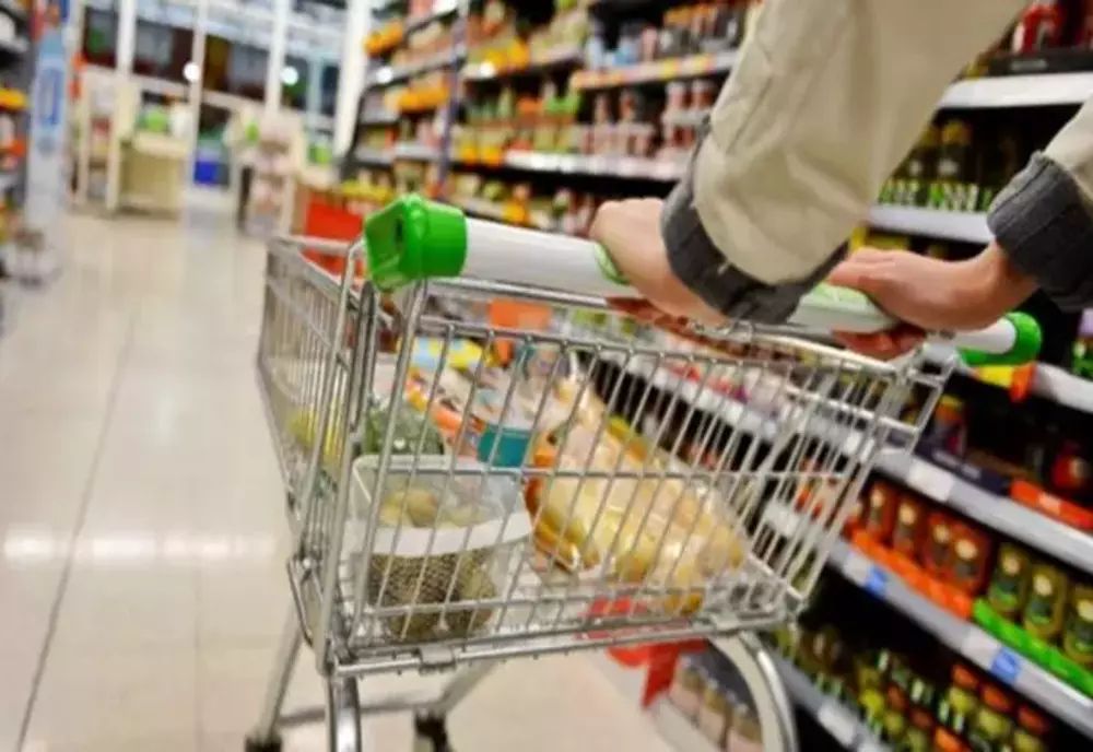 O multinațională extrem de cunoscută îngheață prețurile în Franța, dar nu și în România: 100 de produse de bază, mai ieftine la raft