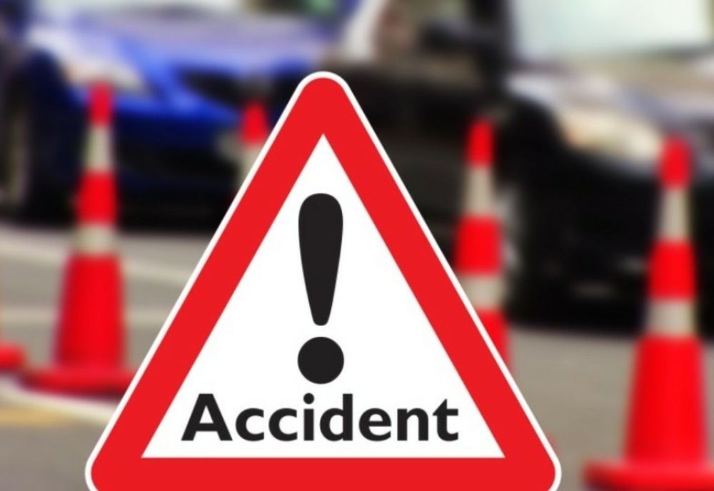 Un şofer fără permis a lovit cu maşina un bărbat aflat pe moped! Şoferul vinovat a fugit de la locul faptei!