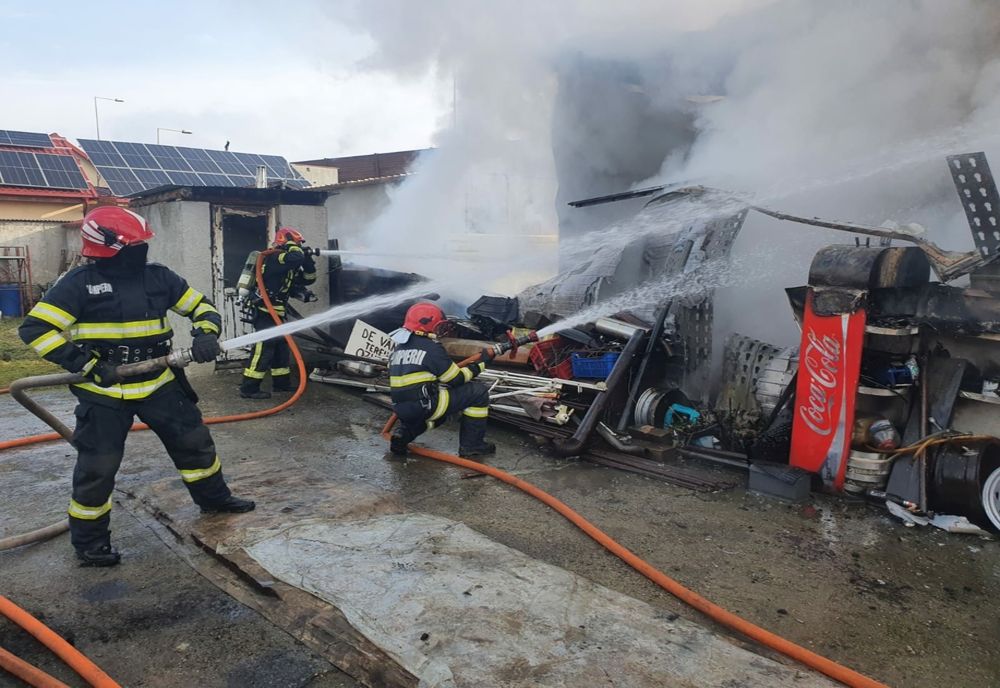 Incendiu la o hală din Sânpetru