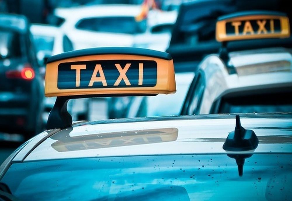 Un taximetrist din Brașov și-a lovit clienta cu pumnul în gură. Femeia trântise portiera după o discuție aprinsă pe teme politice