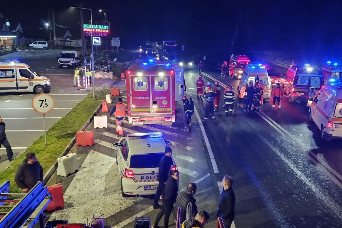 VIDEO 86 de elevi ai Seminarului Teologic din Brașov au fost implicați într-un accident rutier pe DN1, în județul Sibiu! A fost activat PLANUL ROȘU