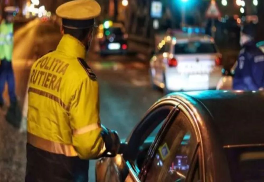 Șoferul unui autoturism care a luat foc azi-noapte, în Brașov, a încercat să scape de polițiști. Era băut și nu avea permis de conducere