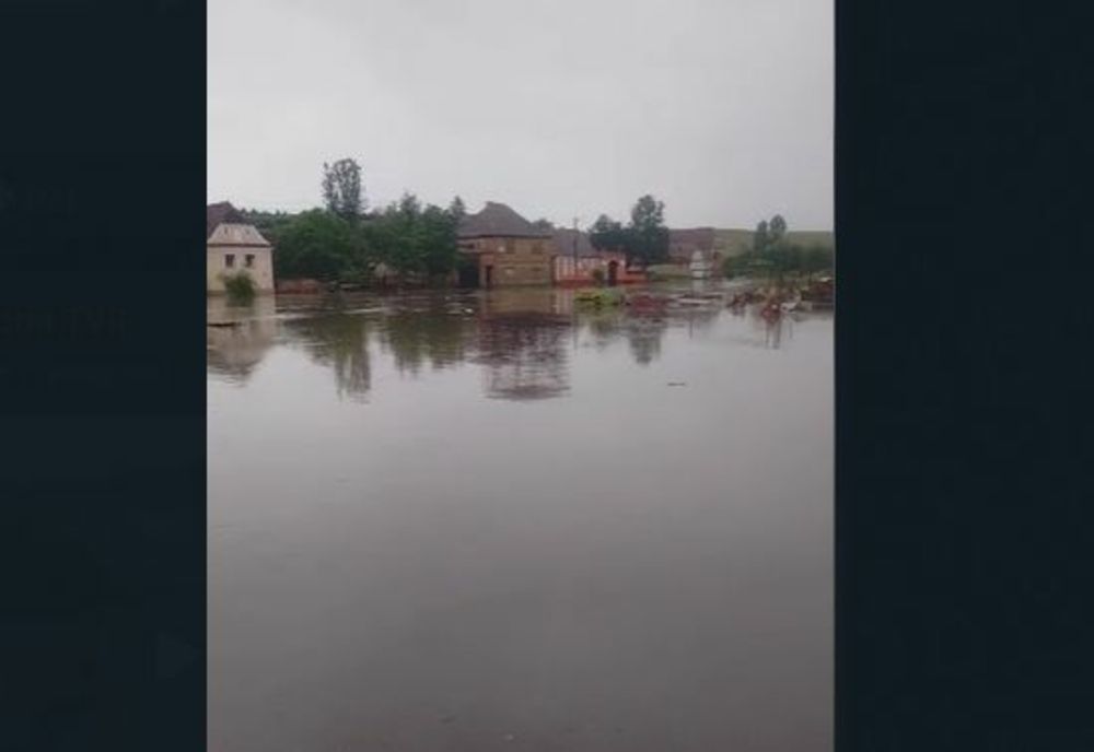 VIDEO Inundații în comuna Cața. Mai multe gospodării, sub ape!