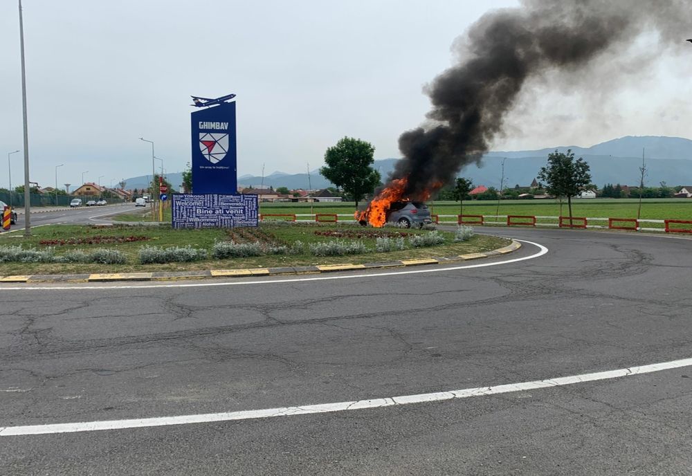 Maşină în flăcări, pe DN1, între Ghimbav şi Codlea