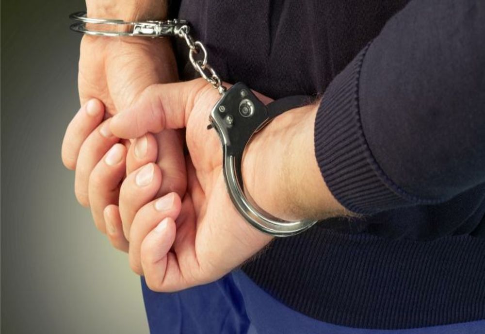 Români arestați în Franța, după ce au jefuit sute de morminte: pagube de 175.000 de euro