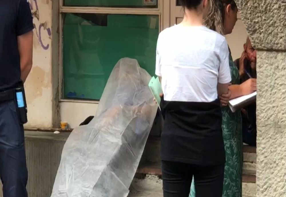 VIDEO - Om al străzii mort în Piața Sfatului. Cadavrul a stat ore întregi, la soare, printre turiști și terase