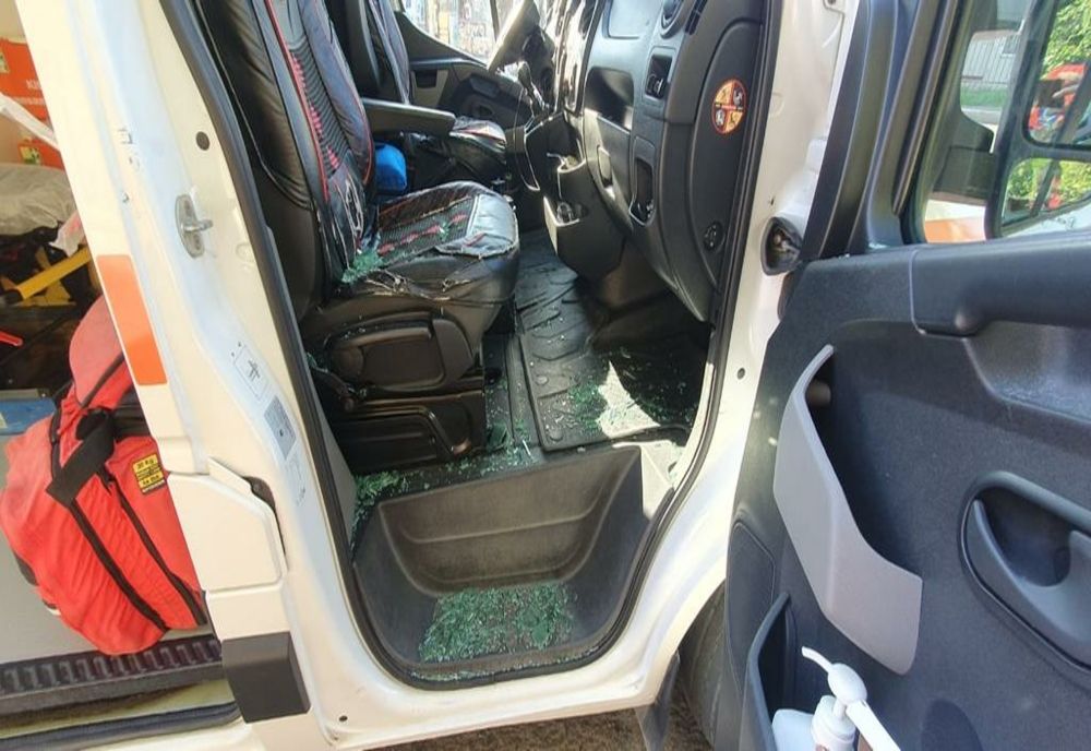 Ambulanță atacată de un bărbat băut, cu probleme psihice. Medicii s-au încuiat în ambulanță, iar agresorul a spart geamurile