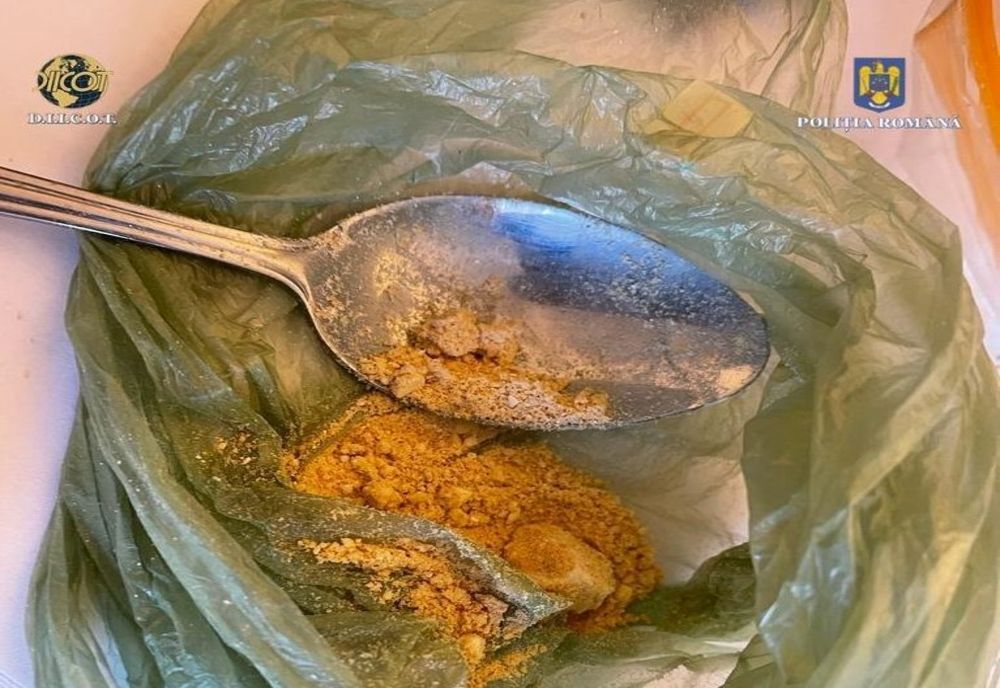 VIDEO Percheziții la persoane bănuite de trafic de droguri de mare risc