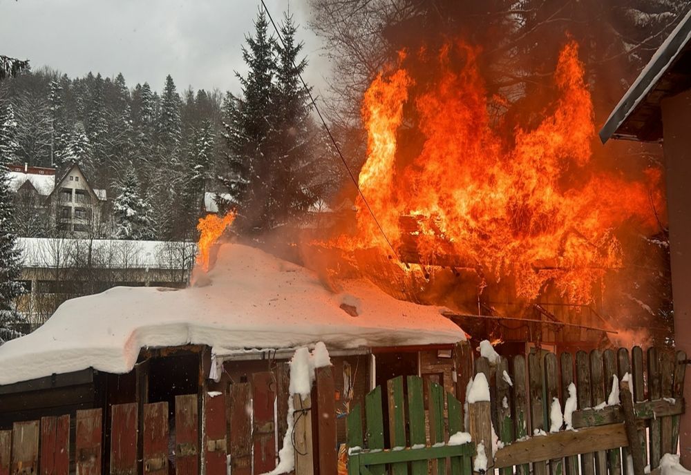 Arde o casă din Predeal