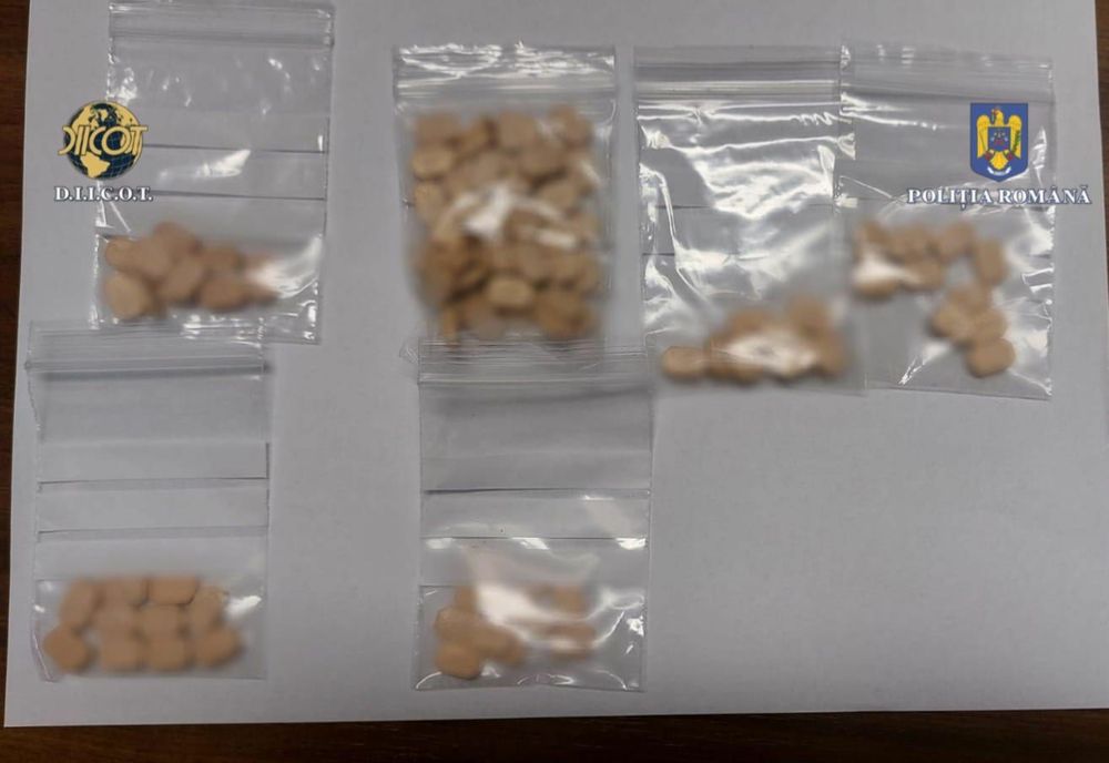 Traficanți de droguri prinși în flagrant! Unul dintre ei avea peste 1.000 de pastile de ecstasy!