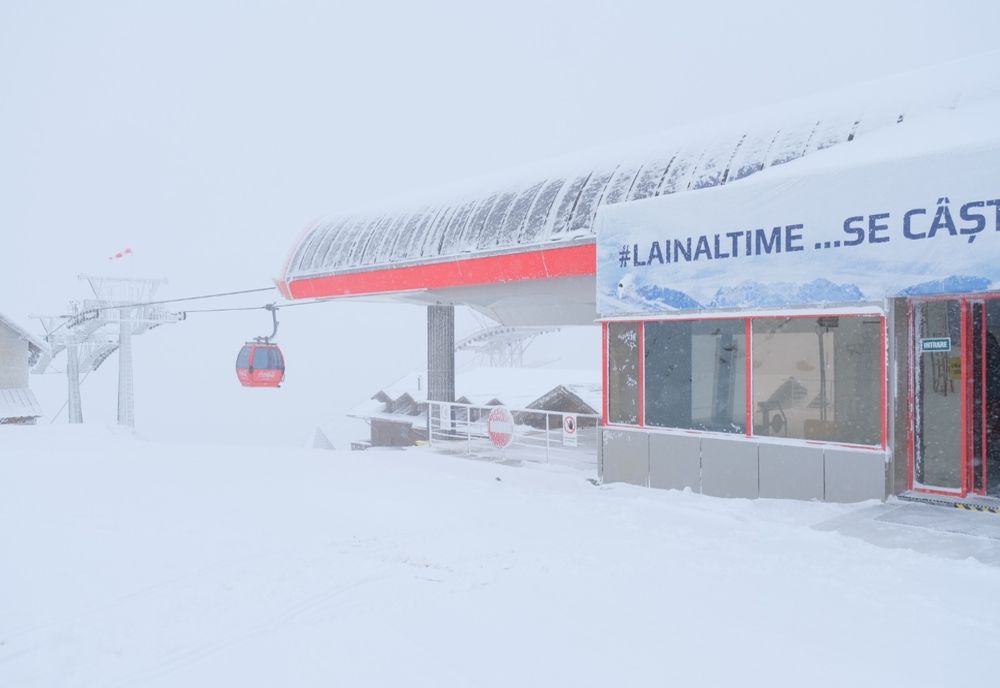 Instalațiile de transport pe cablu din Poiana Brașov au fost oprite din cauza vântului puternic