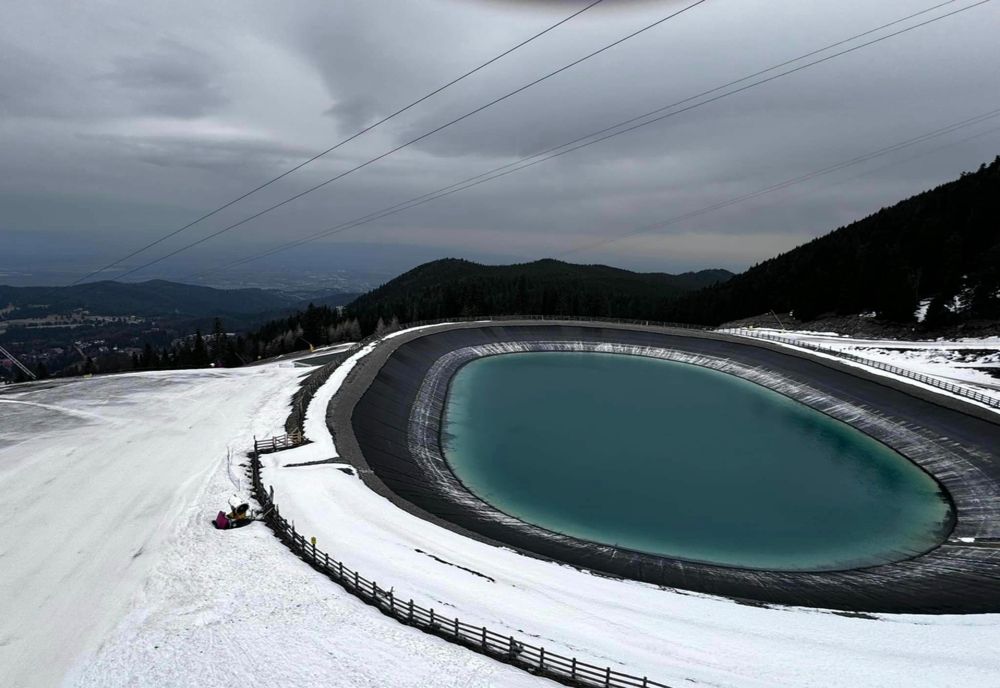 Zăpadă tot mai puțină și mai moale pe pârtiile din Poiana Brașov
