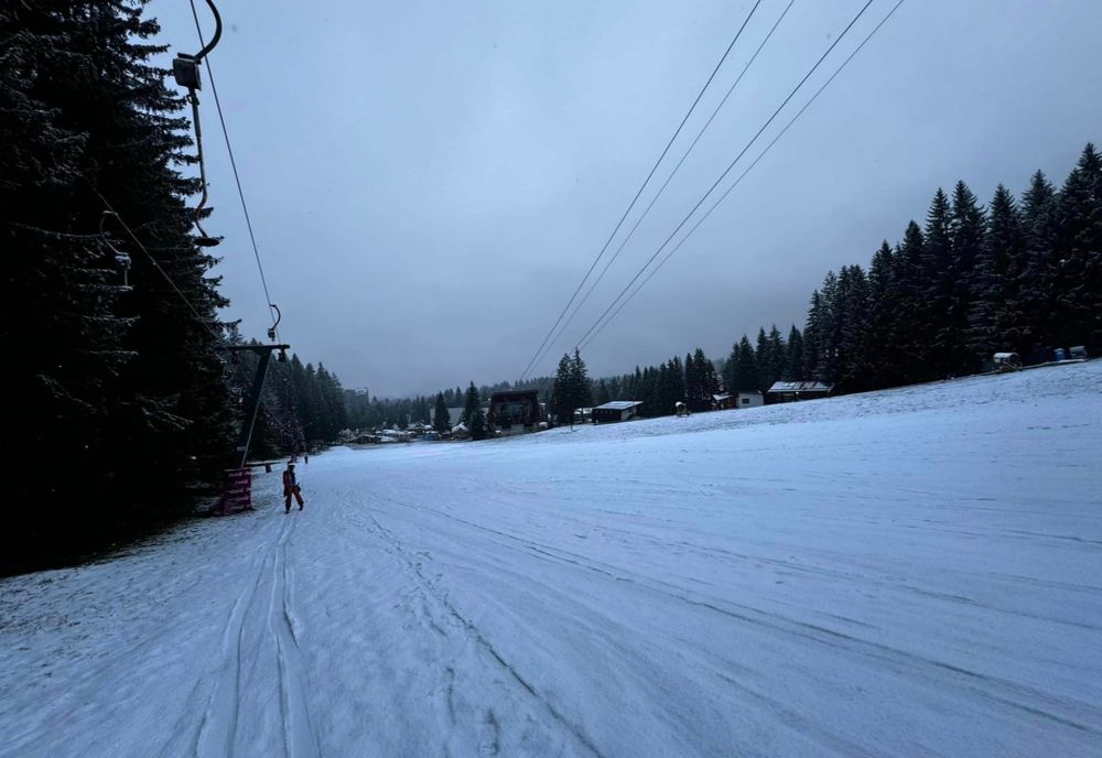 Se schiază în condiții bune, astăzi, în Masivul Postăvarul din Poiana Brașov
