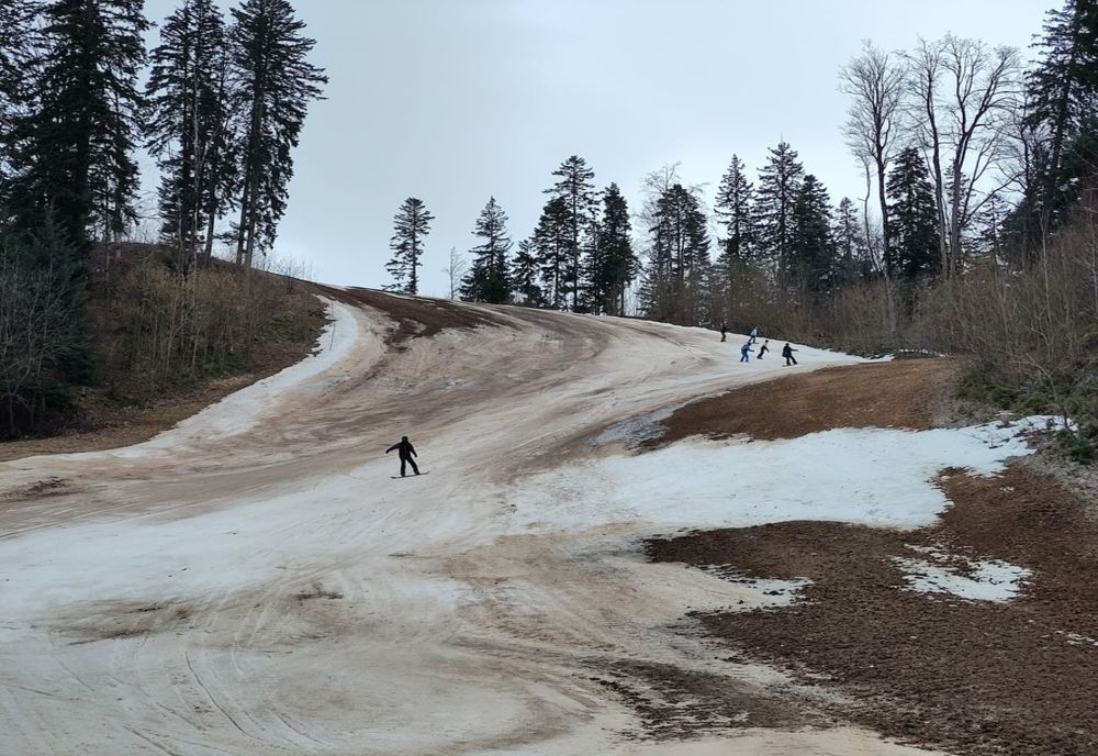 Mai multe pârtii din partea inferioară a masivului Postăvarul vor fi închise