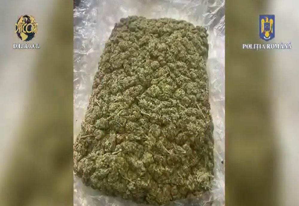 BĂRBAT ARESTAT DUPĂ CE A FOST PRINS CU UN KILOGRAM DE CANABIS ÎN BAGAJ
