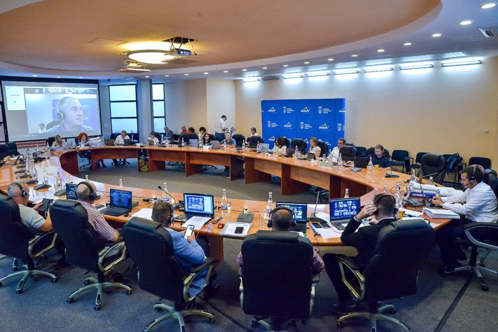 TENSIUNI ÎN CONSILIUL JUDEȚEAN BRAȘOV: USR ȘI PMP ACUZĂ PNL DE POLITIZAREA ATOP