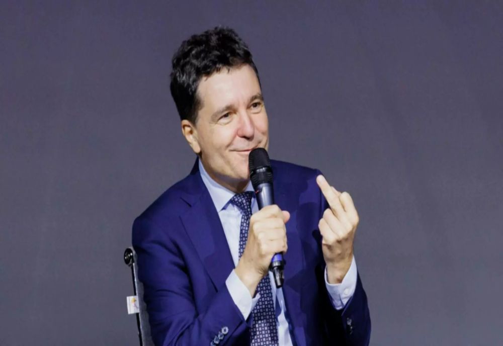 NICUȘOR DAN NUMĂRĂ ȘI VORBEȘTE PRIN SEMNE. GESTURILE PREȘEDINTELUI FAC ÎNCONJURUL LUMII. MOMENTUL ”DEGETULUI PREZIDENȚIAL”, SURPRINS ÎN IMAGINI BOMBĂ - VIDEO 