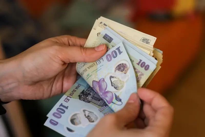Românii pierd 900 de lei din salariul mediu din cauza inflației. Noile date, cum s-a modificat valoarea banilor în ultimii doi ani
