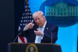 Trump anunță un acord cu Iranul și redeschiderea Strâmtorii Ormuz. Teheranul păstrează tăcerea
