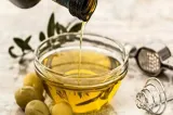 Uleiul de măsline care costă cât o mașină. Cât plătesc cei care vor una dintre cele mai scumpe sticle din lume