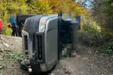 Doi soți din Brașov, găsiți morți într-o mașină răsturnată pe un drum forestier. Erau dispăruți de trei zile