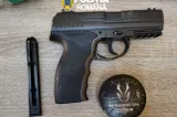 Arme și articole pirotehnice deținute ilegal, descoperite în urma unor percheziții lângă Brașov